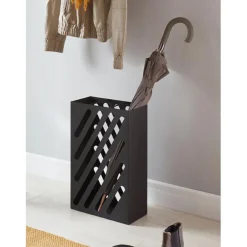 Porte parapluies en métal laqué noir et motif découpé