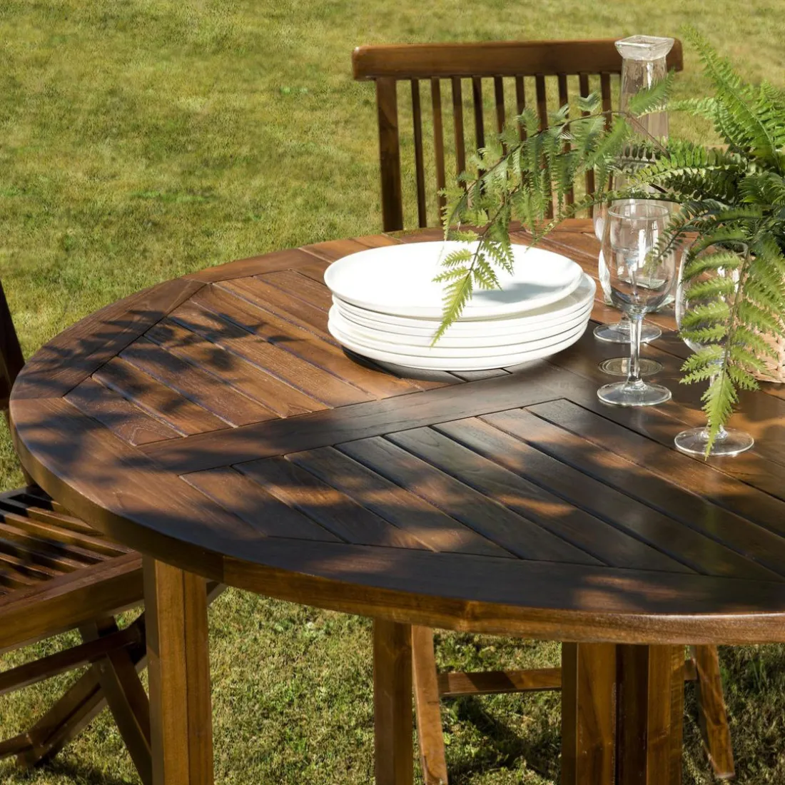 Salon de jardin HANNA en bois teck huilé 4/5 personnes - ensemble de jardin : 1 table ronde à rabats papillon et 4 chaises
