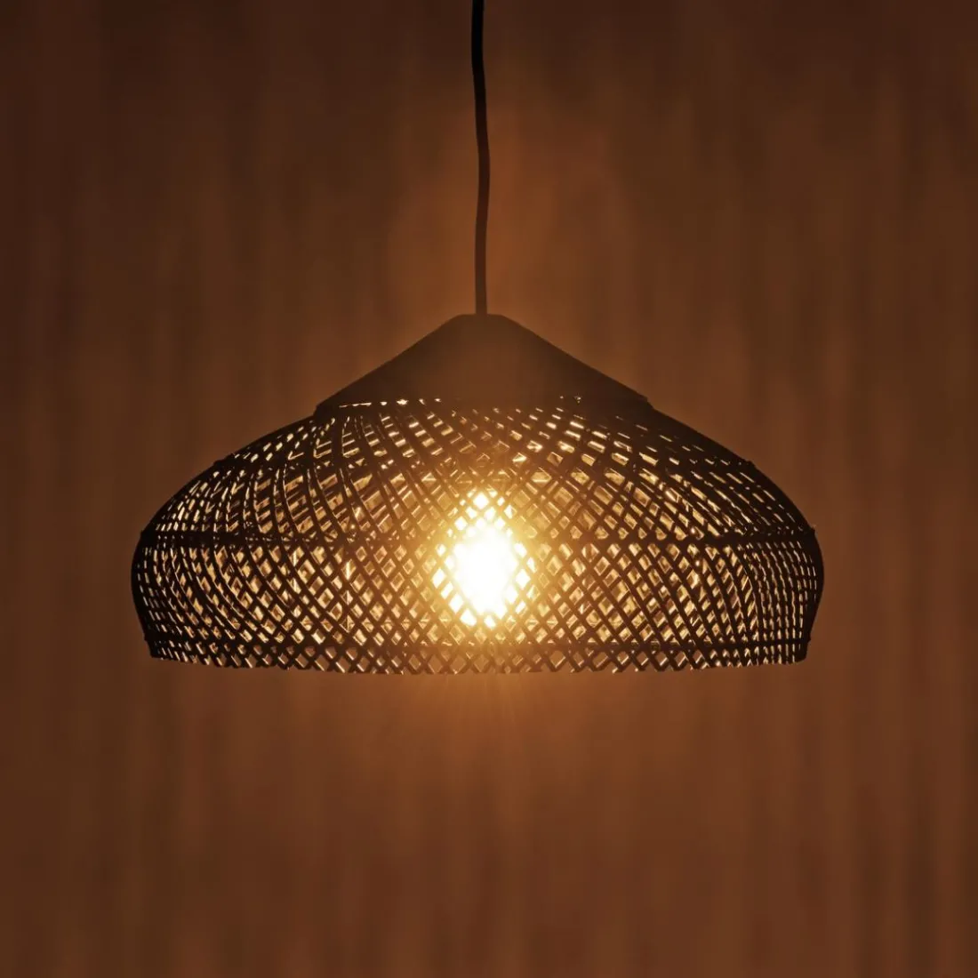 Suspension en rotin couleur noire et teck recyclé SIXTINE