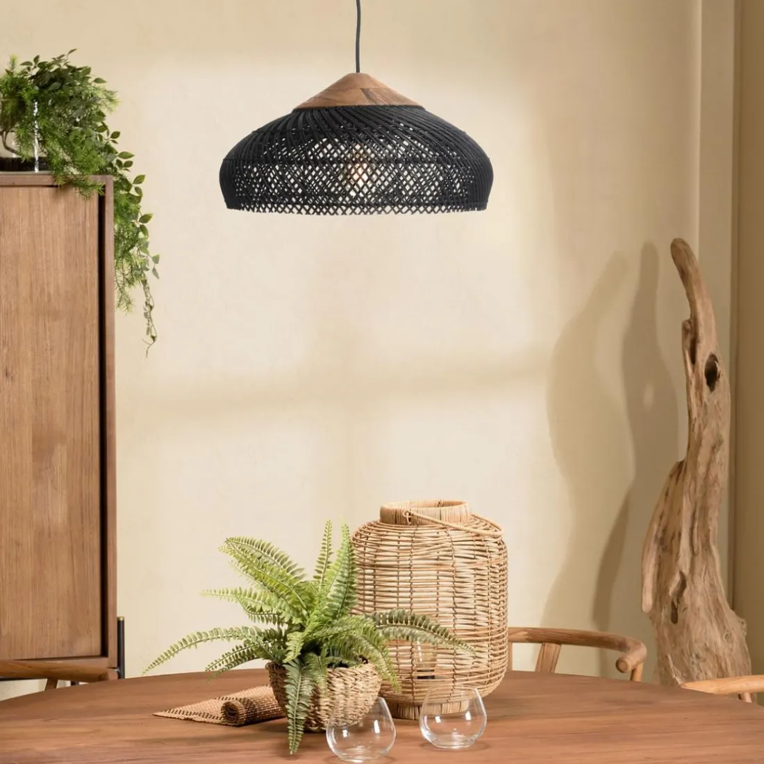 Suspension en rotin couleur noire et teck recyclé SIXTINE