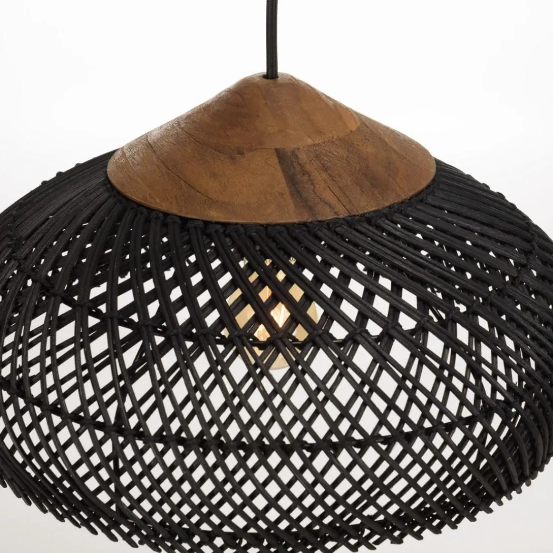 Suspension en rotin couleur noire et teck recyclé SIXTINE