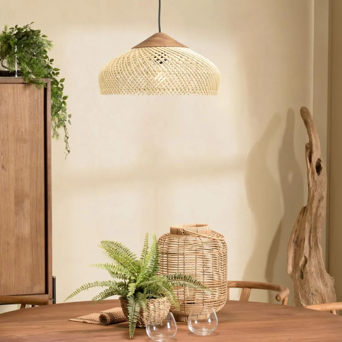 Suspension en rotin couleur naturelle et teck recyclé SIXTINE