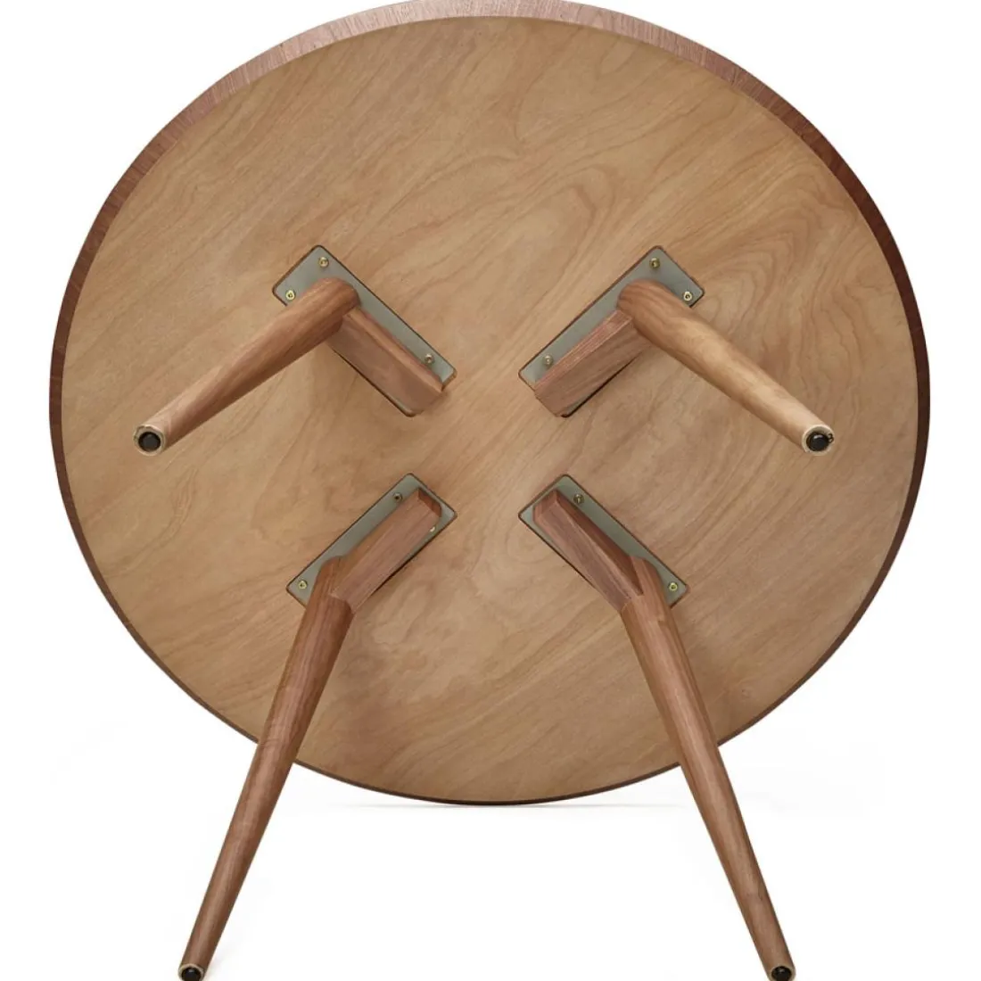 Table à dîner ronde 'SWEDY' en bois Noyer style scandinave