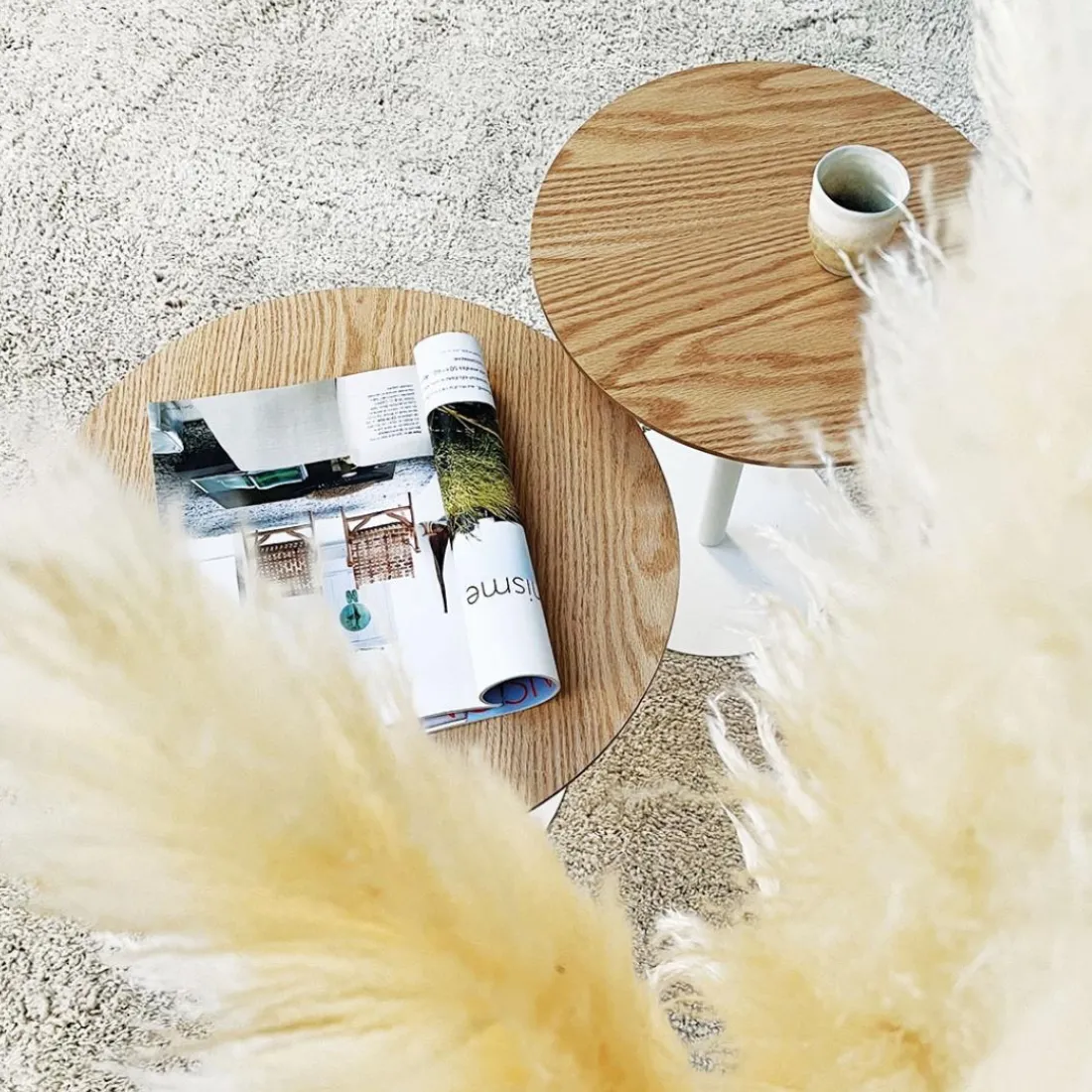 Table basse design ronde 'DILA' en bois finition naturelle et métal blanc