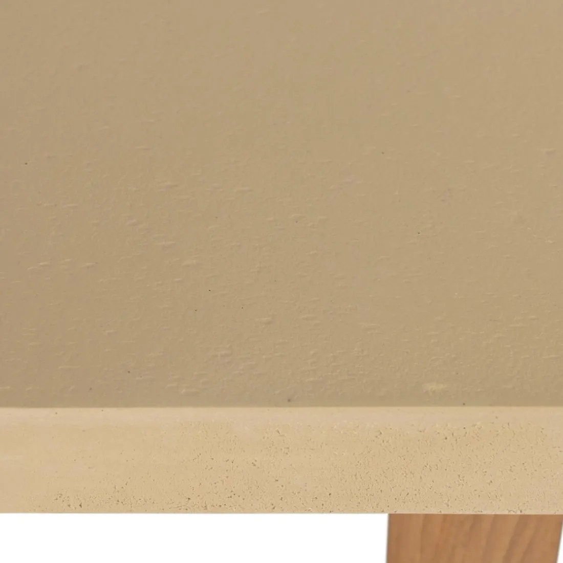 Table basse en béton beige pieds croisés en teck