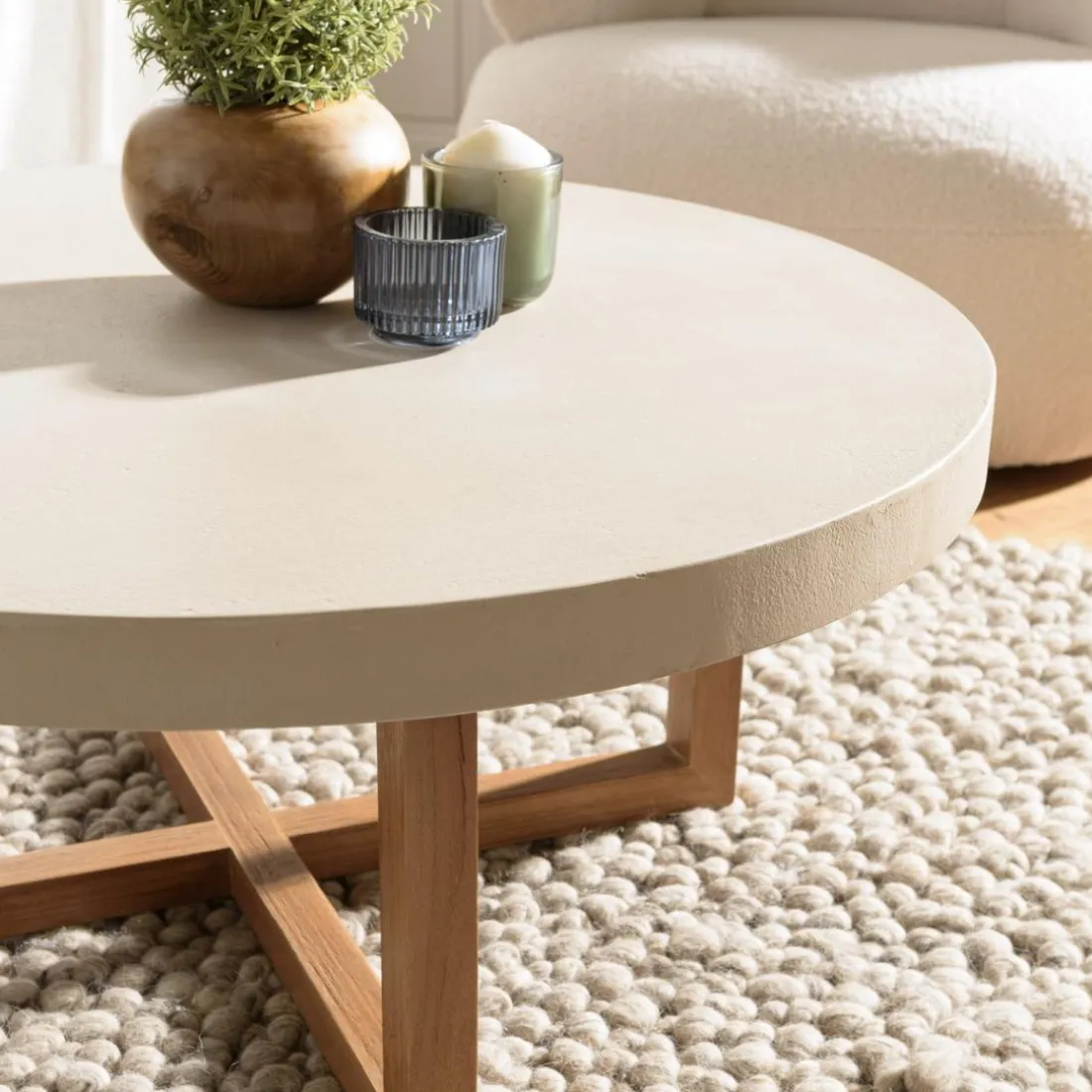 Table basse ronde en béton beige pieds croisés en teck DAK