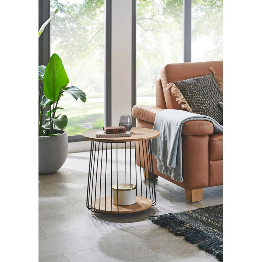 table d'appoint structure en tube d'acier laqué noir,