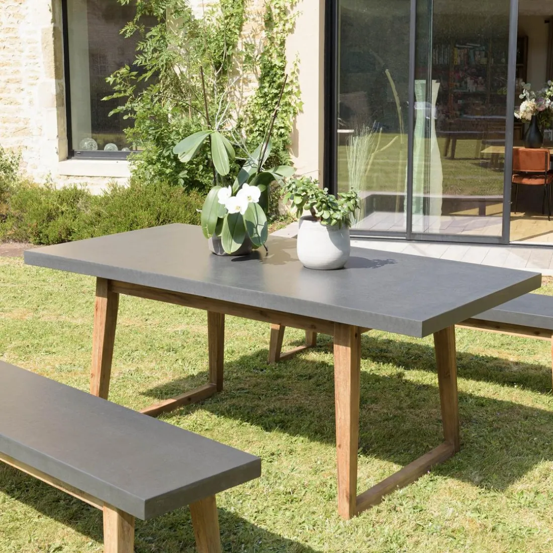 Table rectangulaire effet béton foncé HECTOR