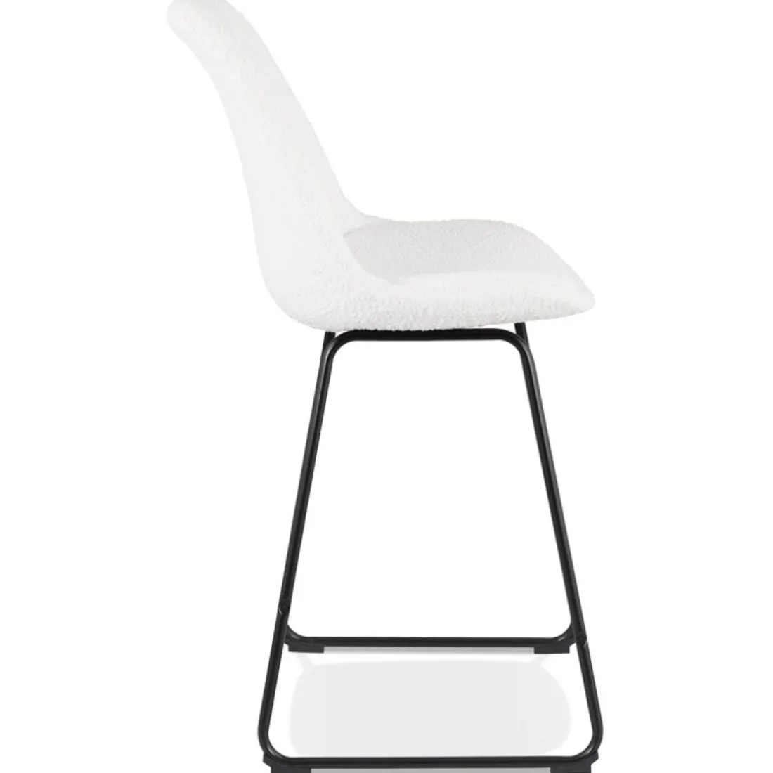 Tabouret snack mi-hauteur 'ALICE MINI' en tissu bouloché blanc et pied traineau en métal noir