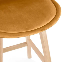 Tabouret snack mi-hauteur 'MORISS MINI' en velours moutarde et pieds en bois naturel