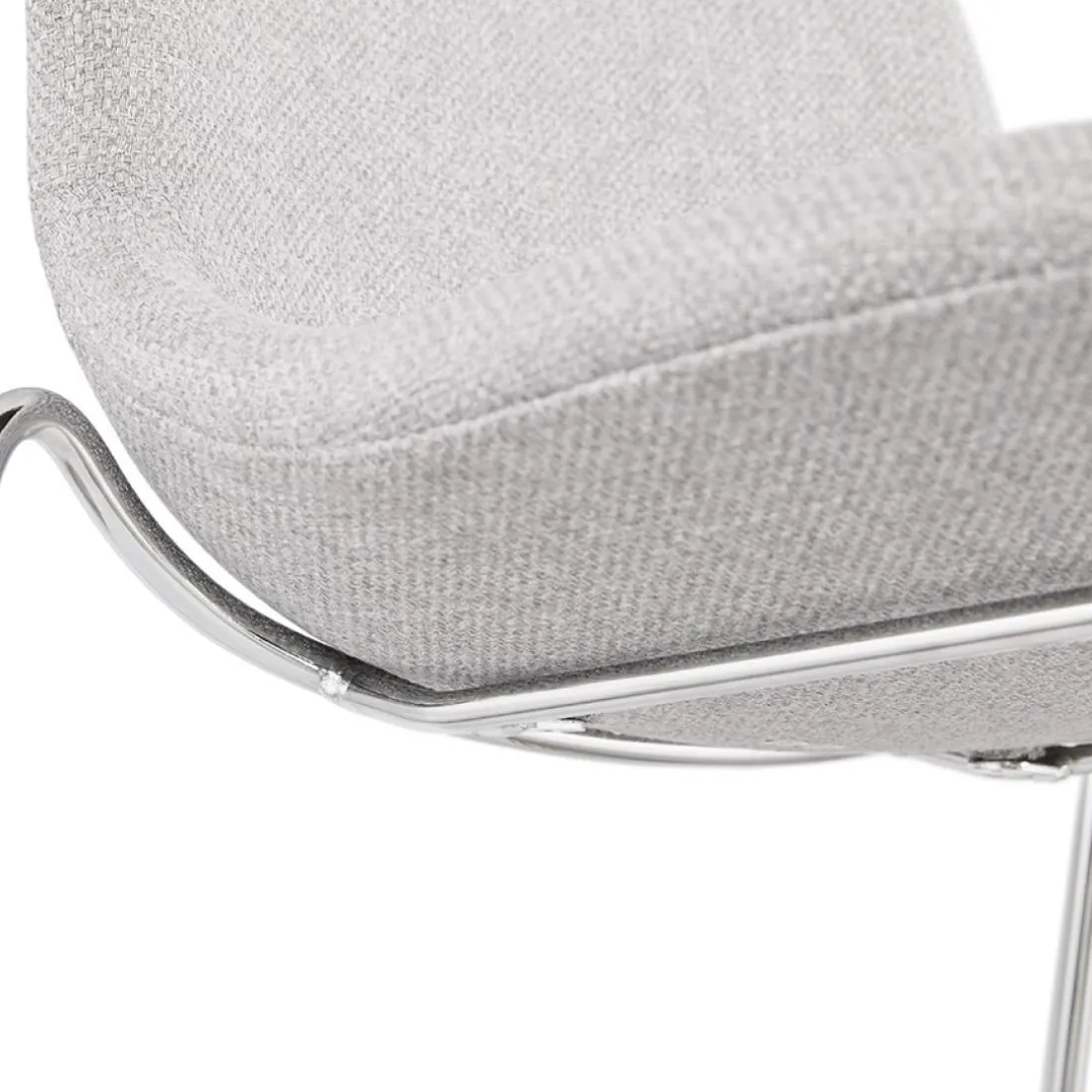 Tabouret snack mi-hauteur empilable 'FAKIR MINI' en tissu gris clair et pied en métal chromé