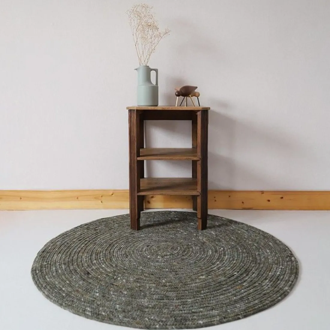 Tapis rond laine feutrée NEETHU olive taille S
