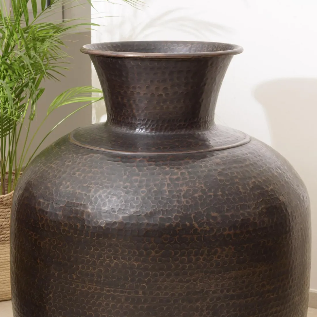 Vase alu couleur cuivre noir antique effet martelé HONORE